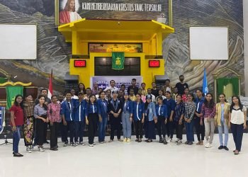 Pengurus GMKI Cabang Timika saat foto bersama anggota baru