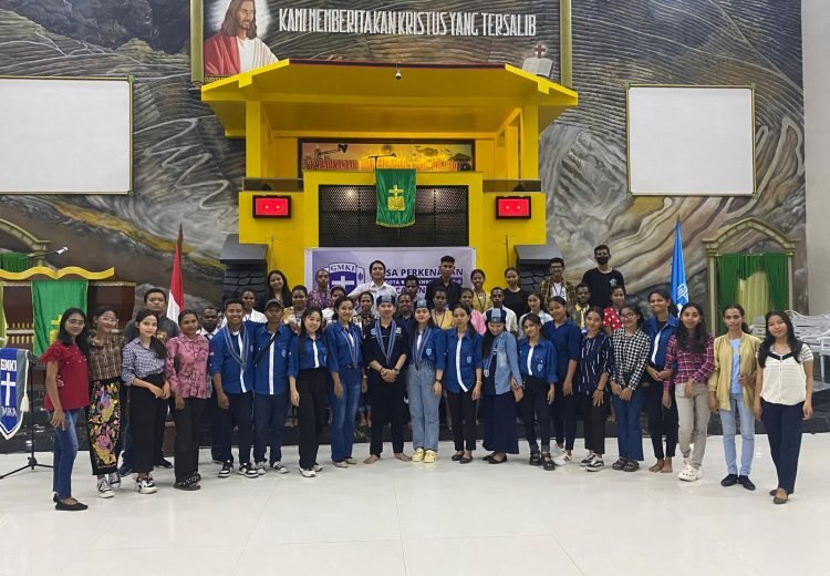 Pengurus GMKI Cabang Timika saat foto bersama anggota baru