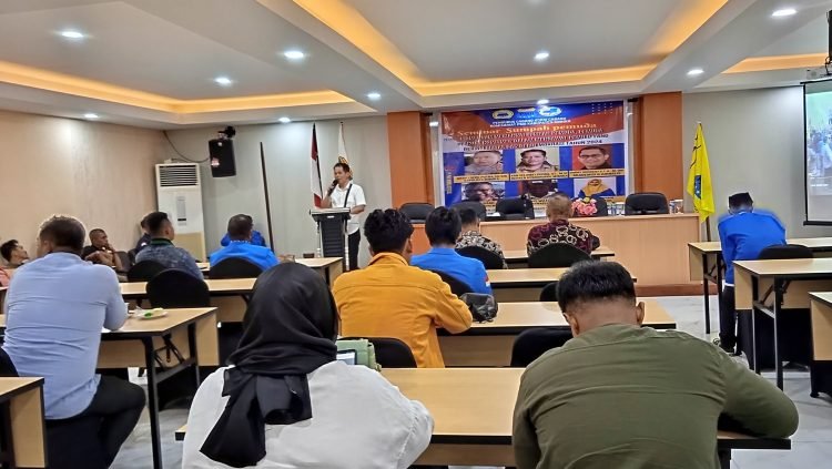 Kaban Kesbangpol Kabupaten Mimika, Yan Selamat Purba tengah membuka kegiatan Seminar Sumpah Pemuda dengan resmi, ditandai dengan pemukulan tifa.