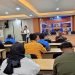 Kaban Kesbangpol Kabupaten Mimika, Yan Selamat Purba tengah membuka kegiatan Seminar Sumpah Pemuda dengan resmi, ditandai dengan pemukulan tifa.