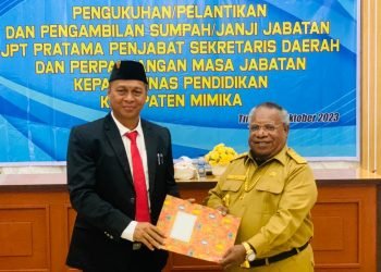 Bupati Mimika DR. Eltinus Omaleng, SE, MH saat menyerahkan SK pelantikan Pj. Sekda Mimika ke Ir. Dominggus Robert Mayaut, ST, M.Si
