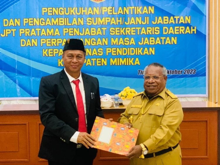Bupati Mimika DR. Eltinus Omaleng, SE, MH saat menyerahkan SK pelantikan Pj. Sekda Mimika ke Ir. Dominggus Robert Mayaut, ST, M.Si