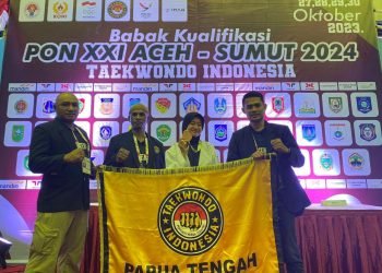 Atlet Taekwondo asal Mimika Papua Tengah Dhamytha Fauzia Noor didampingi para pelatihnya, Amandus Morin, Randy Rusli, dan Fridolinus Sembang