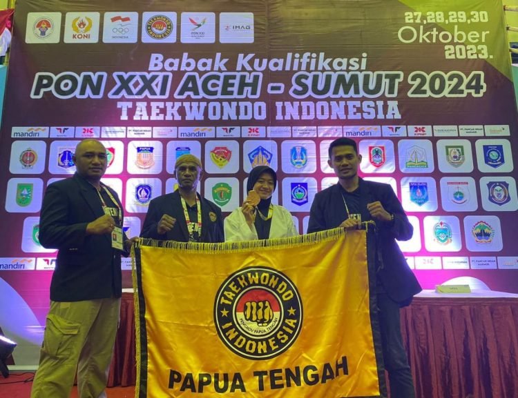 Atlet Taekwondo asal Mimika Papua Tengah Dhamytha Fauzia Noor didampingi para pelatihnya, Amandus Morin, Randy Rusli, dan Fridolinus Sembang