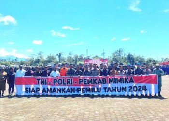 Kapolres Mimika AKBP I Gede Putra saat foto bersama pimpinan instansi usai pelaksnaan apel