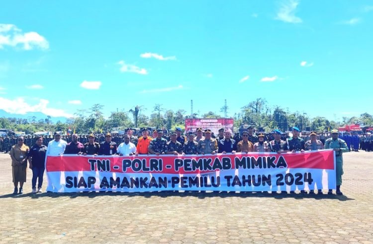 Kapolres Mimika AKBP I Gede Putra saat foto bersama pimpinan instansi usai pelaksnaan apel