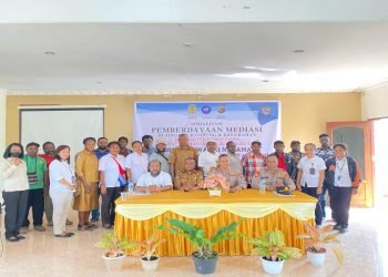 Peserta sosialisasi saat foto bersama usai kegiatan