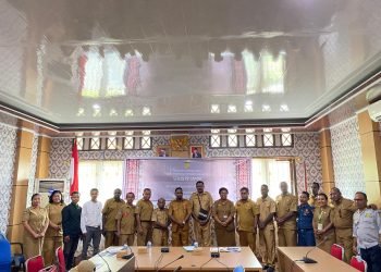 Asisten II Bidang Ekonomi dan Pembangunan Setda Mimika, Willem Naa, S.Pd., M.MT saat foto bersama peserta seminar