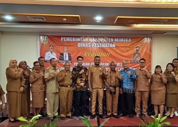 Foto bersama pembukaan kegiatan penilaian penerapan PPK BLUD Puskesmas Mapurujaya, di Ballroom Hotel Horison Ultima, Mimika, Papua Tengah