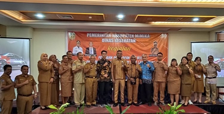 Foto bersama pembukaan kegiatan penilaian penerapan PPK BLUD Puskesmas Mapurujaya, di Ballroom Hotel Horison Ultima, Mimika, Papua Tengah
