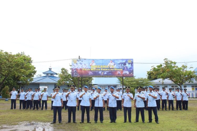 Komandan Lanud Yohanis Kapiyau Timika Letkol Pnb Slamet Suhartono saat foto bersama pejabat di jajaran Lanud YKU Timika usai memimpin upacara HUT POM AU ke-77