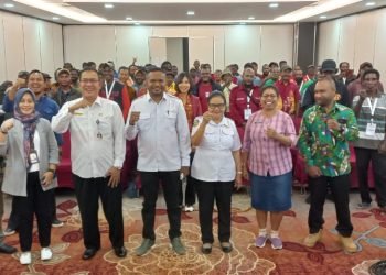 Foto bersama narasumber dan peserta peningkatan SDM bagi aparatur kampung di Kabupaten Mimika