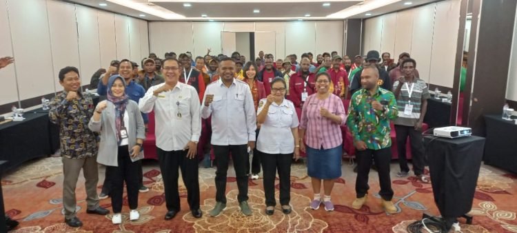 Foto bersama narasumber dan peserta peningkatan SDM bagi aparatur kampung di Kabupaten Mimika