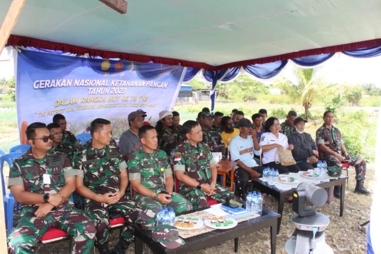 Danlanud YKU Timika Letkol Pnb Slamet Suhartono saat mengikuti kegiatan Vicon Gerakan Nasional Ketahanan Pangan Tahun 2023 bersama Wakil Presiden Republik Indonesia