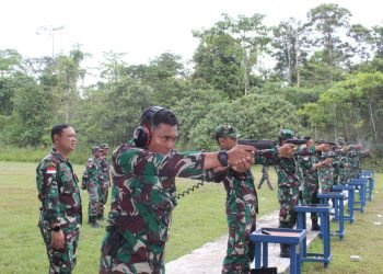 Komandan Lanud Yohanis Kapiyau Timika Letkol Pnb Slamet Suhartono saat memantau kegiatan latihan menembak yang diikuti oleh prajurit Lanud YKU Timika