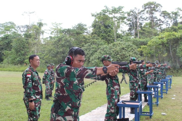 Komandan Lanud Yohanis Kapiyau Timika Letkol Pnb Slamet Suhartono saat memantau kegiatan latihan menembak yang diikuti oleh prajurit Lanud YKU Timika