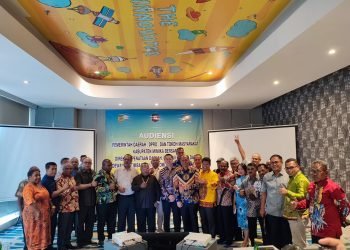 Bupati Mimika, DR. Eltinus Omaleng, SE, MH didampingi Direktur Penataan Daerah, Otonomi Khusus, dan Dewan Pertimbangan Otonomi Daerah pada Direktorat Jenderal Otonomi Daerah Kementerian Dalam Negeri, Valentinus Sudarjanto Sumito, SIP MSi, Ketua dan Anggota DPRD Kabupaten Mimika saat mendeklarasikan pembentukan Provinsi Papua Nemangkawi