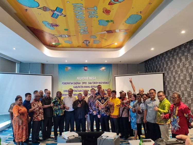 Bupati Mimika, DR. Eltinus Omaleng, SE, MH didampingi Direktur Penataan Daerah, Otonomi Khusus, dan Dewan Pertimbangan Otonomi Daerah pada Direktorat Jenderal Otonomi Daerah Kementerian Dalam Negeri, Valentinus Sudarjanto Sumito, SIP MSi, Ketua dan Anggota DPRD Kabupaten Mimika saat mendeklarasikan pembentukan Provinsi Papua Nemangkawi