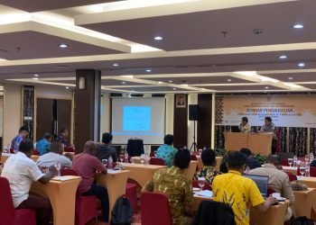 Suasana seminar pendahuluan perencanaan pembangunan jalan belakang Kogab SP V Kompleks Kali Kopi di ruang rapat Hotel Horison Diana Timika Papua Tengah
