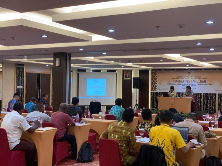 Suasana seminar pendahuluan perencanaan pembangunan jalan belakang Kogab SP V Kompleks Kali Kopi di ruang rapat Hotel Horison Diana Timika Papua Tengah