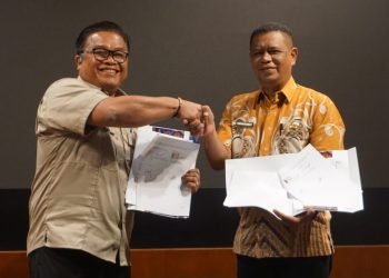 Kepala Dinas Kesehatan Kabupaten Mimika Reynold Ubra foto bersama Vice President Government Relation PTFI, Johnny Lingga usai teken kerja sama
