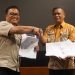 Kepala Dinas Kesehatan Kabupaten Mimika Reynold Ubra foto bersama Vice President Government Relation PTFI, Johnny Lingga usai teken kerja sama