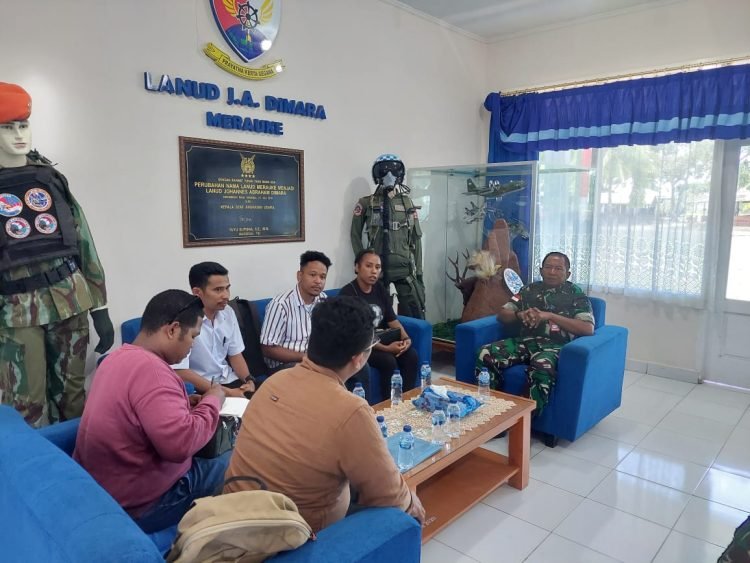 Suasana pertemuan GMKI Cabang Merauke dengan Komandan Lanud Johanes Abraham Dimara Merauke Kolonel Pnb Onesmus Gede Rai Aryadi, S.E., M.Han