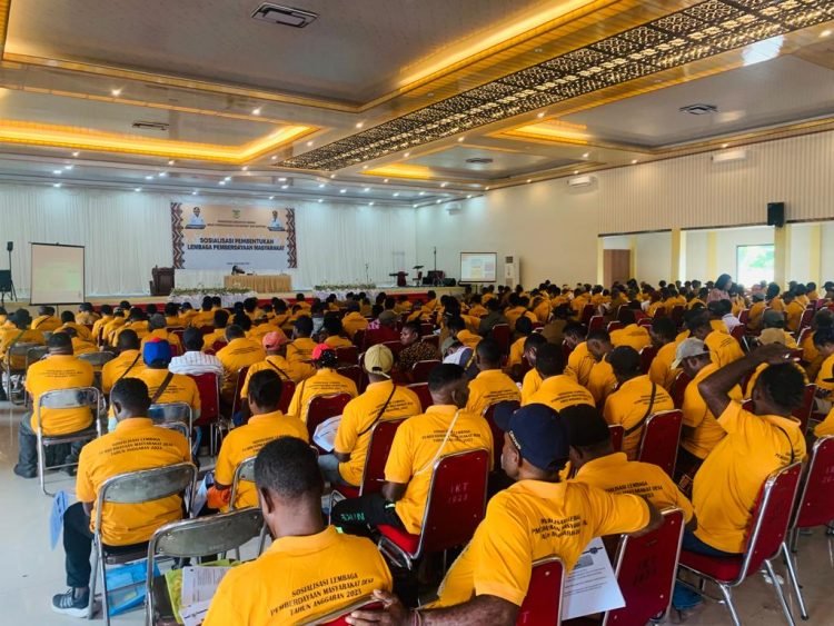 Peserta kegiatan saat mengikuti sosialisasi pembentukan Lembaga Pemberdayaan Masyarakat di Gedung Tongkonan Timika Papua Tengah