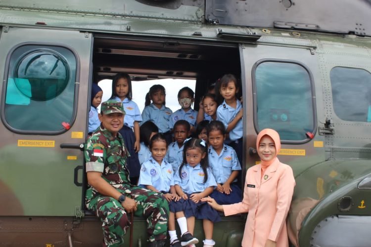 Komandan Lanud Yohanis Kapiyau Letkol Pnb Slamet Suhartono, Ketua Yasarini Pengurus Cabang Lanud Yohanis Kapiyau Ny. Nana Slamet Suhartono