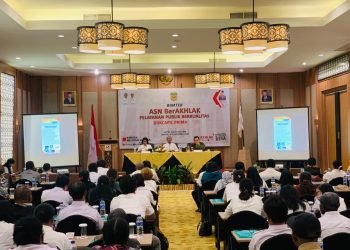 Bimtek Aparatur Sipil Negara (ASN) Berorientasi Pelayanan, Akuntabel, Kompeten, Harmonis, Loyal, Adaptif, Kolaboratif ( BerAKHLAK) Pelayanan Publik Berkualitas, bagi ASN dilingkup Pemkab Mimika yang digelar di Hotel Swiss Bellin Timika, Provinsi Papua Tengah, Rabu (08/11/2023)