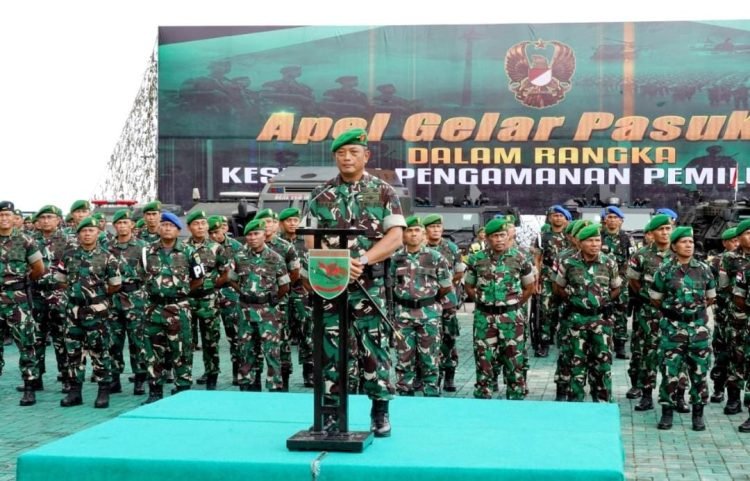 Pangdam XVII/Cenderawasih Mayjen TNI Izak Pangemanan, M.Han. saat memimpin Apel Kesiapan Pengamanan (PAM) Pemilu 2024, bertempat di lapangan Makodam XVII/Cenderawasih, Jayapura, Rabu (8/11/2023) pukul 10.00 WIT