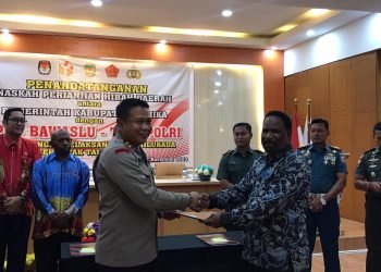 Penyerahan dana pengamanan pemilu 2024 secara simbolis oleh Asisten II Bidang Ekonomi dan Pembangunan, Willem Naa, kepada Kapolres Mimika, AKBP I Gede Putra