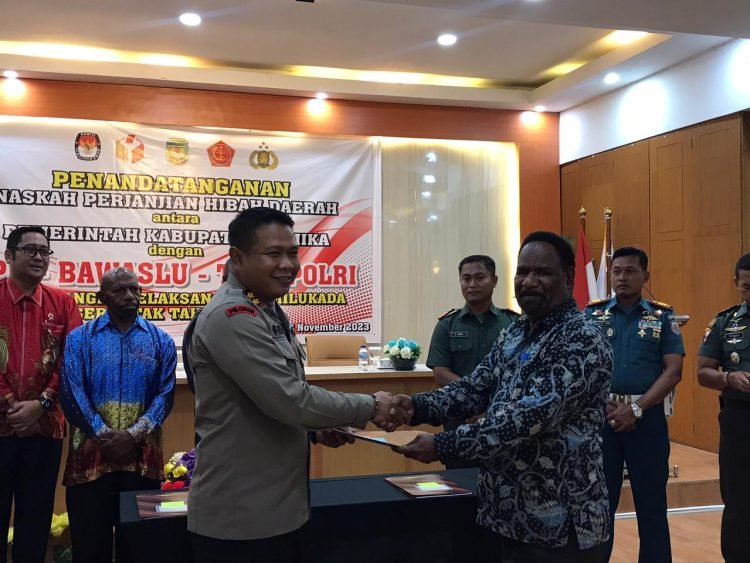 Penyerahan dana pengamanan pemilu 2024 secara simbolis oleh Asisten II Bidang Ekonomi dan Pembangunan, Willem Naa, kepada Kapolres Mimika, AKBP I Gede Putra