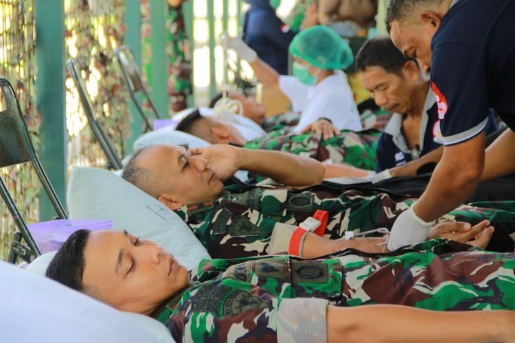 Danyonif 754/ENK Mayor Inf Cecep Cahyadi saat mengikuti bakti sosial donor darah dalam rangka HUT Yonif 754/ENK ke-19