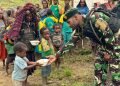 Sambut Natal 2023, Satgas Yonif 433/JS Bagikan Makanan Bergizi Bagi Warga Pedalaman Papua