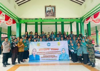 Rombongan TP-PKK Kabupaten Mimika foto bersama pengurus TP-PKK Kabupaten Bantul usai kegiatan