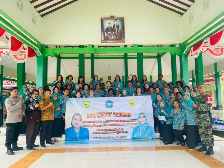 Rombongan TP-PKK Kabupaten Mimika foto bersama pengurus TP-PKK Kabupaten Bantul usai kegiatan