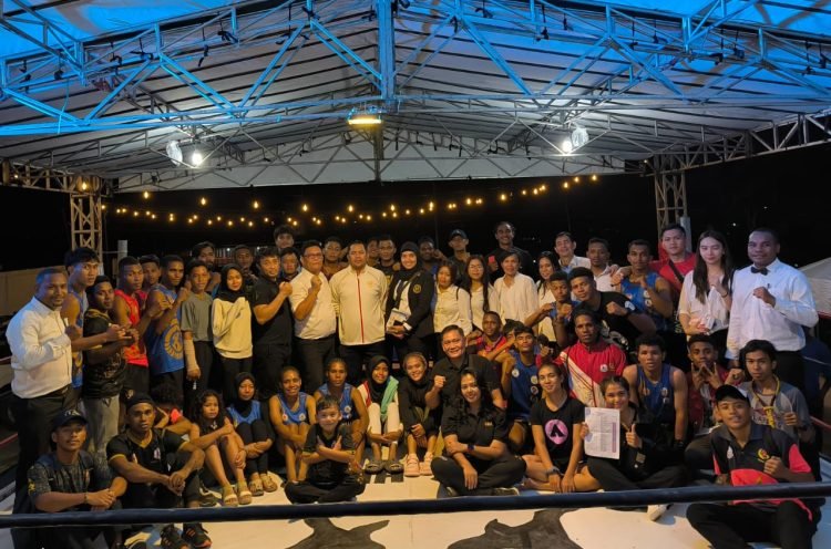 Ketua Harian Muaythai Kabupaten Mimika Jimmy Jones Ayorbaba SE saat foto bersama para atlet, juri dan panitia usai babak penyisihan