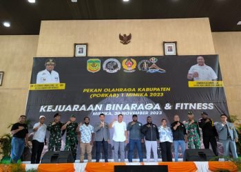 Foto bersama usai pembukaan Kejuaraan binaraga dan fitness pada ajang PORKAB I Mimika Tahun 2023