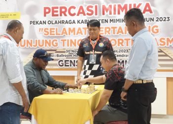 Sekretaris Umum KONI Kabupaten Mimika Simon Kasamol bersama Ketua Percasi Mimika/Papua Tengah Junaldo Samuel saat membuka pertandingan dengan cara memindahkan bidak catur
