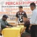Sekretaris Umum KONI Kabupaten Mimika Simon Kasamol bersama Ketua Percasi Mimika/Papua Tengah Junaldo Samuel saat membuka pertandingan dengan cara memindahkan bidak catur