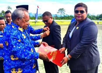 Bupati Mimika Dr. Eltinus Omaleng, SE, MH saat menyerahkan penghargaan kepada Kepala Dinas Tanaman Pangan Hortikultura dan Perkebunan Kabupaten Mimika, Alice Irene Wanma.