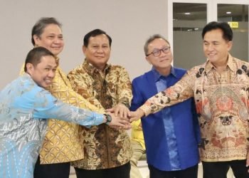 Menteri Pertahanan Republik Indonesia, Prabowo Subianto saat bersama rekan kerja