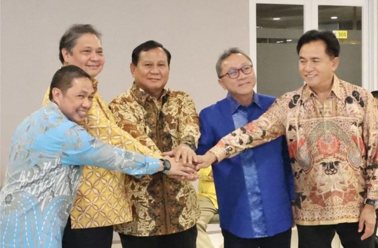 Menteri Pertahanan Republik Indonesia, Prabowo Subianto saat bersama rekan kerja
