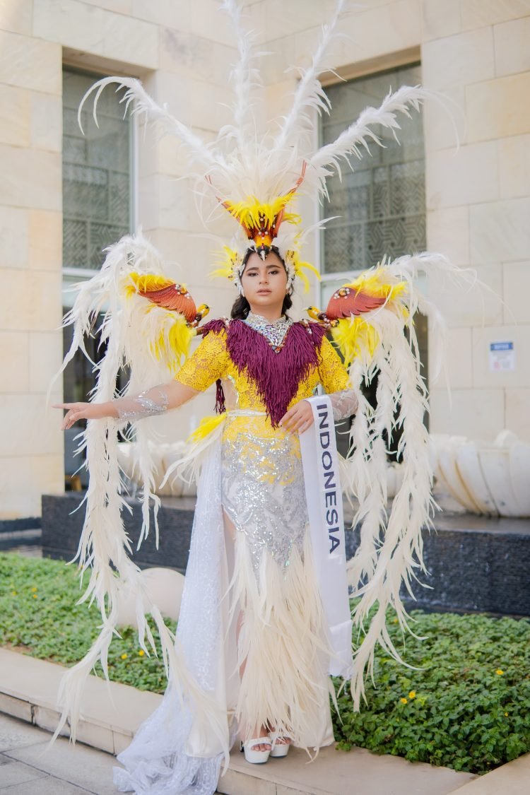 Priska Virginia Patty Dumatubun perwakilan Indonesia berhasil meraih best national costume pada ajang Miss Teen of The Universe 2023 yang diselenggarakan di India
