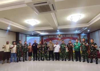 Bupati Mimika Dr. Eltinus Omaleng, SE, MH saat foto bersama unsur Forkopimda usai pertemuan