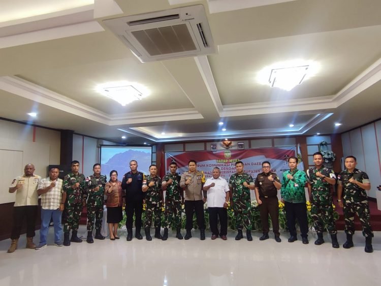 Bupati Mimika Dr. Eltinus Omaleng, SE, MH saat foto bersama unsur Forkopimda usai pertemuan