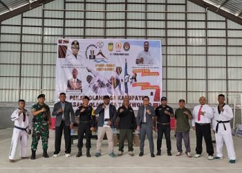 Sekretaris Umum KONI Kabupaten Mimika Simon Kasamol saat foto bersama pengurus dan juri Tarung Derajat PORKAB I Mimika Tahun 2023