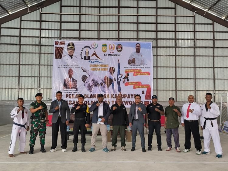 Sekretaris Umum KONI Kabupaten Mimika Simon Kasamol saat foto bersama pengurus dan juri Tarung Derajat PORKAB I Mimika Tahun 2023