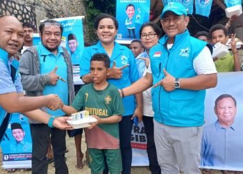 Ketua DPW Partai Gelora Papua, Dr. Muhamad Yamin Noch,SE,M.SA yang juga Caleg DPR RI dapil Papua bersama fungsionaris Partai Gelora Papua saat distribusi makan siang dan susu gratis kepada anak usia sekolah di Kota Jayapura, Jumat (1/12)